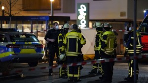 Polizist erschießt Ehefrau und sich selbst vor Supermarkt