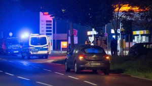 Drei Verletzte bei Schüssen an Tankstelle