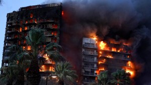 Hochhaus-Komplex in Valencia brennt aus