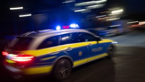 Mann flüchtet mit Auto – und nimmt Polizisten auf Motorhaube mit