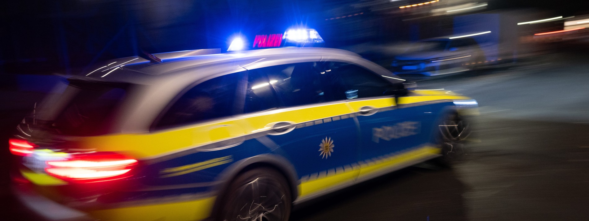 Mann flüchtet mit Auto – und nimmt Polizisten auf Motorhaube mit