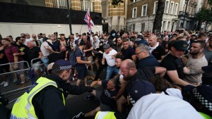 100 Festnahmen bei Ausschreitungen in London