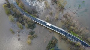 Regen lässt in Hessen erste Flüsse über die Ufer treten