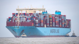 Containerschiff vor Wangerooge freigeschleppt