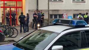 Polizei erschießt Frau in Supermarkt