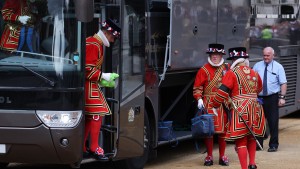 Monarchen reisen in Bussen zum Begräbnis von Königin Elisabeth II.