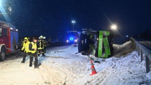 Zwei Tote bei schwerem Busunfall