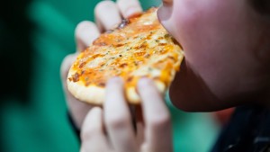 Schmecken teure Tiefkühlpizzen besser als günstige?