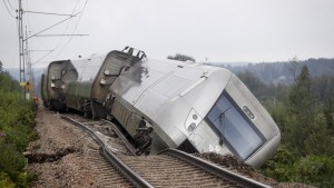 Unwetter in Schweden lässt Zug entgleisen