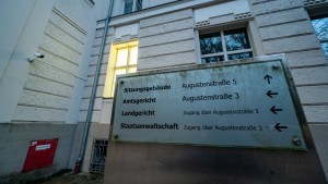 Verurteilter Mörder flüchtet aus Regensburger Amtsgericht