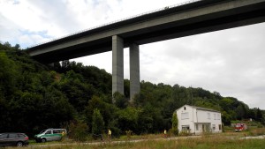 Leichen von Söhnen und ihrem Vater unter Autobahnbrücke gefunden