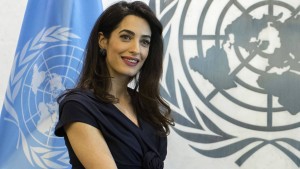 Amal Clooney hält sich den Morgen für ihre Zwillinge frei