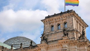 Bundestag hisst erstmals Regenbogenflagge