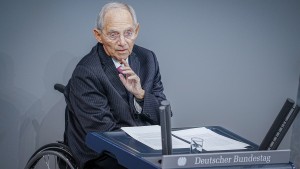 Bundestag ehrt Schäuble und Renger