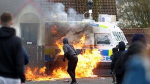 Demonstranten werfen Molotowcocktails auf Polizeitransporter