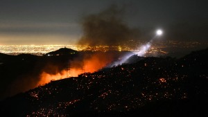 Der Wind könnte das Feuer neu anfachen