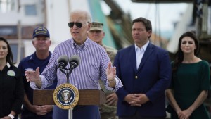 Biden verspricht Menschen in Florida Hilfe