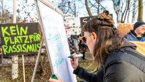 Prügelnder Lehrer, Hakenkreuz auf dem Klo: „Wir haben ein Rassismus-Problem“