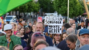 Geschlagen, bespuckt, gedemütigt: Der neue Hass auf Politiker