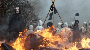 Polizei räumt brennende Barrikaden von Klimaaktivisten