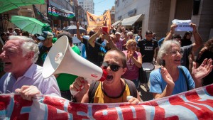 Massenproteste gegen Pläne des neuen Präsidenten Milei