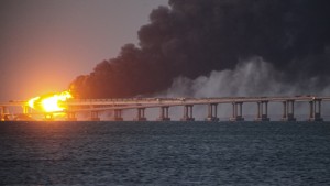 Selenskyjs Schadenfreude über Explosion auf Krim-Brücke