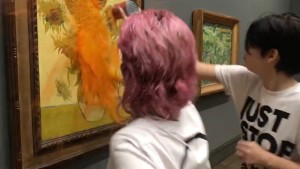 Van Goghs „Sonnenblumen“ mit Tomatensuppe überschüttet