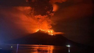 Inselbewohner nach Vulkanausbruch evakuiert