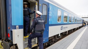 Polizei stoppt zahlreiche Migranten in Zug nach München