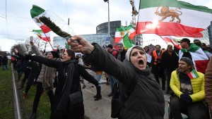 Tausende bei Iran-Protest vor EU-Parlament