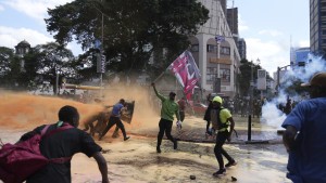 Demonstranten stürmen Parlament in Kenia