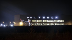 Aktivisten projizieren „Heil Tesla“ auf Tesla-Fabrik bei Berlin