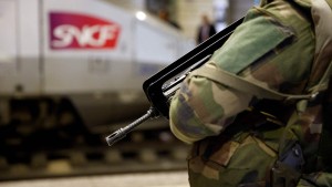 Französischer Soldat mit Messer attackiert