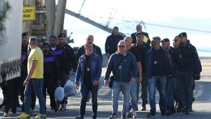 Italien bringt abermals Migranten nach Albanien