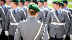 Wehrbeauftragte kritisiert Frauenmangel bei der Bundeswehr