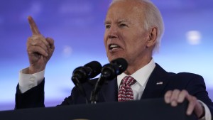 Biden spottet über Trump: „Was stimmt mit dem Typen nicht?“