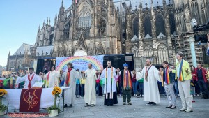 Segnungsgottesdienst für queere Paare vor dem Kölner Dom