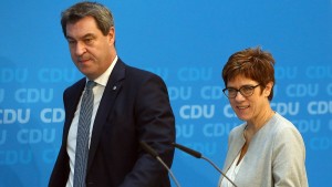 Kramp-Karrenbauer und Söder wollen Parteien breiter aufstellen