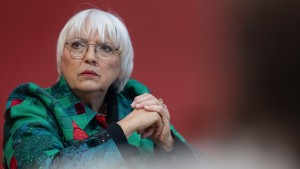 Claudia Roth mit Flüssigkeit übergossen