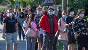 Jugend steht Schlange für 30.000 Dosen BioNTech