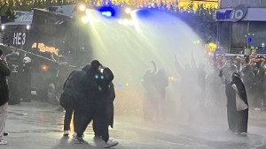 Frankfurter Polizei löst Demonstration mit Wasserwerfer auf