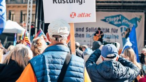 Tausende Menschen fordern in Frankfurt „Stoppt den Krieg!“