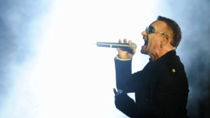 U2 im Stadion, Alain Delon beim Opernball