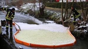 Feuerwehr nach Altöl-Unfall in Alsfeld weiter im Einsatz