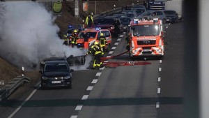 Unfallfahrzeug auf A5 in Flammen – Geldautomat in Eschborn gesprengt