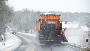 Worauf Autofahrer bei Glätte achten sollen