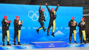 Ein Podium in Schwarz-Rot-Gold