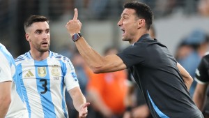 Skurrile Sperre für Argentiniens Trainer – Messi verletzt