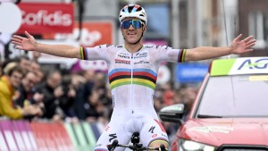 Remco Evenepoel siegt, Tadej Pogacar stürzt