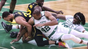 Celtics holen sich in bebender Halle Spiel drei